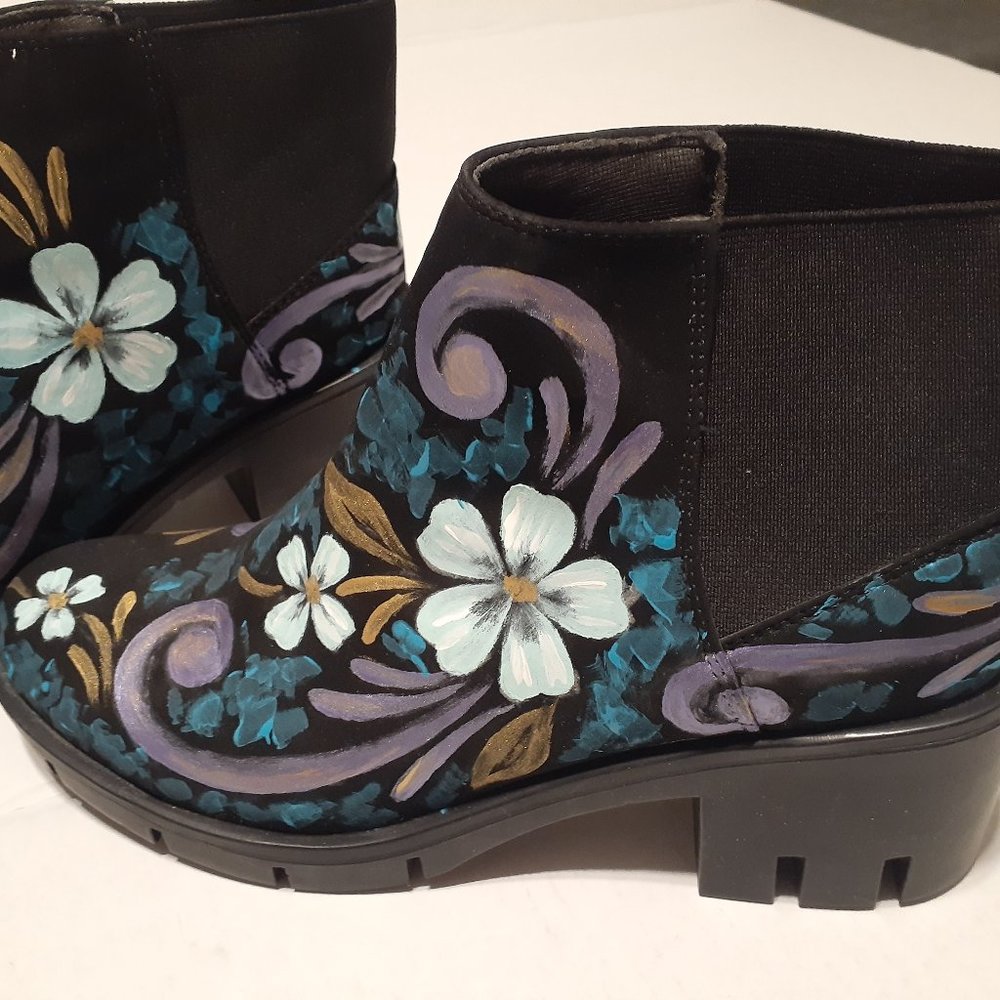 Size 9 black leather hand painted boot